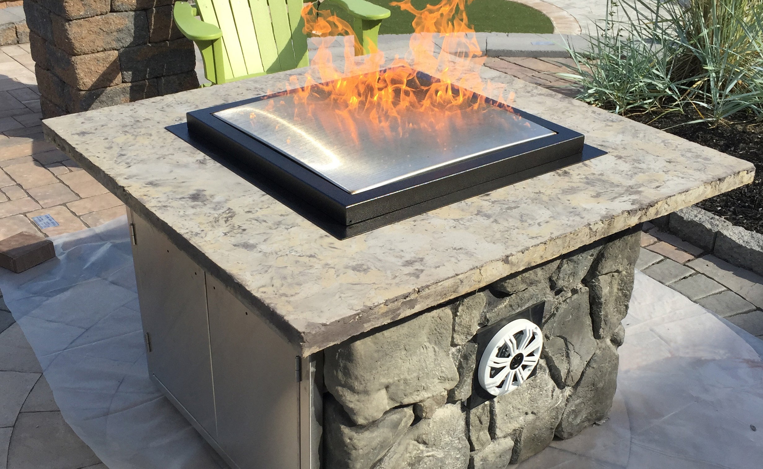 Tru Innovative Outdoor – Blazing Beats Fire Pit